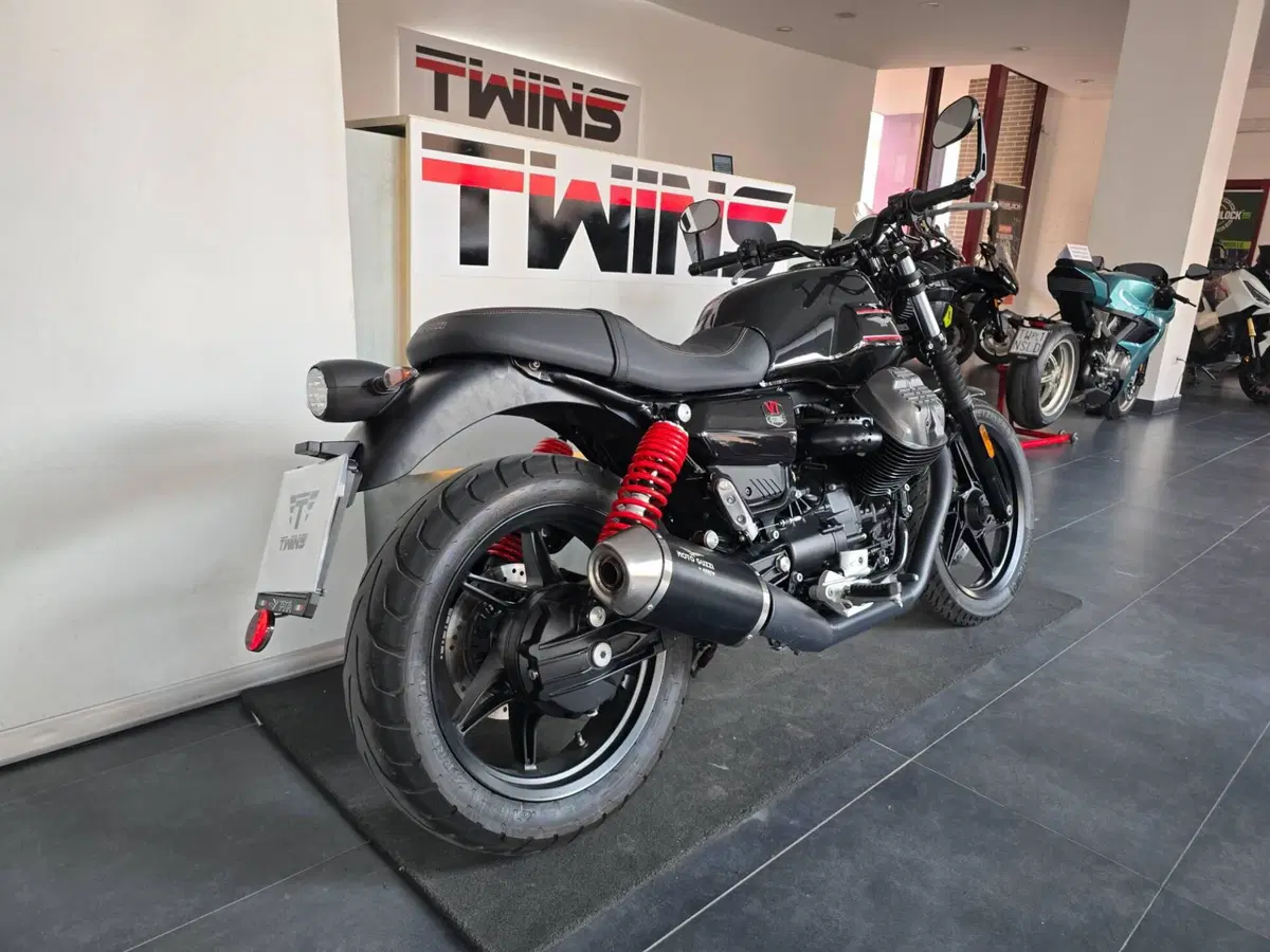 Moto Guzzi V7 Stone Special Edition (2022 - 25) (8)
