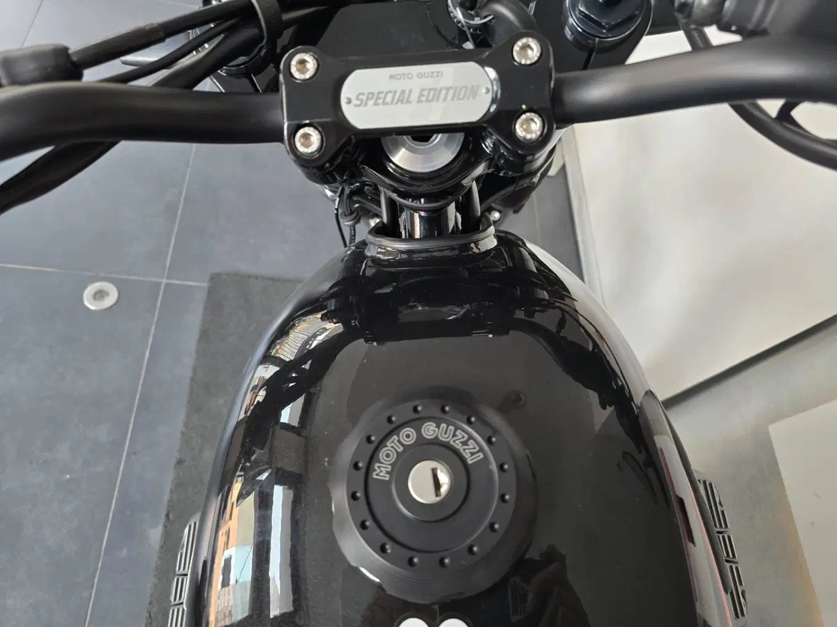 Moto Guzzi V7 Stone Special Edition (2022 - 25) (11)