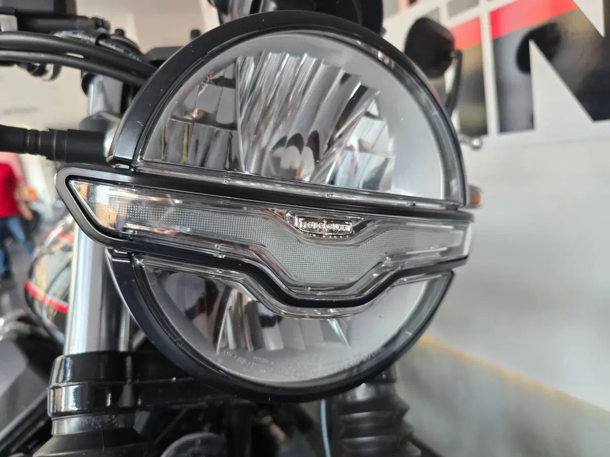 Moto Guzzi V7 Stone Special Edition (2022 - 25) (12)