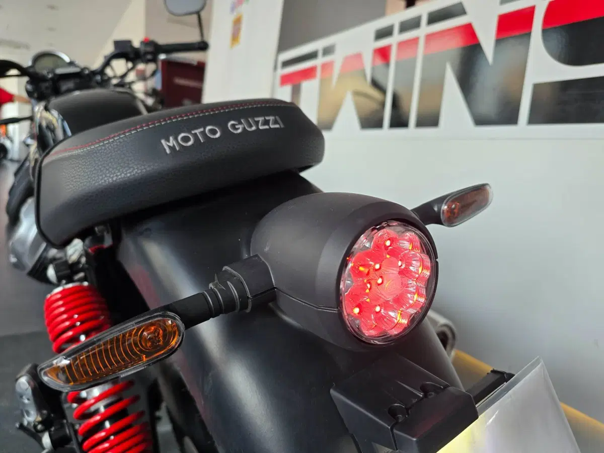 Moto Guzzi V7 Stone Special Edition (2022 - 25) (13)