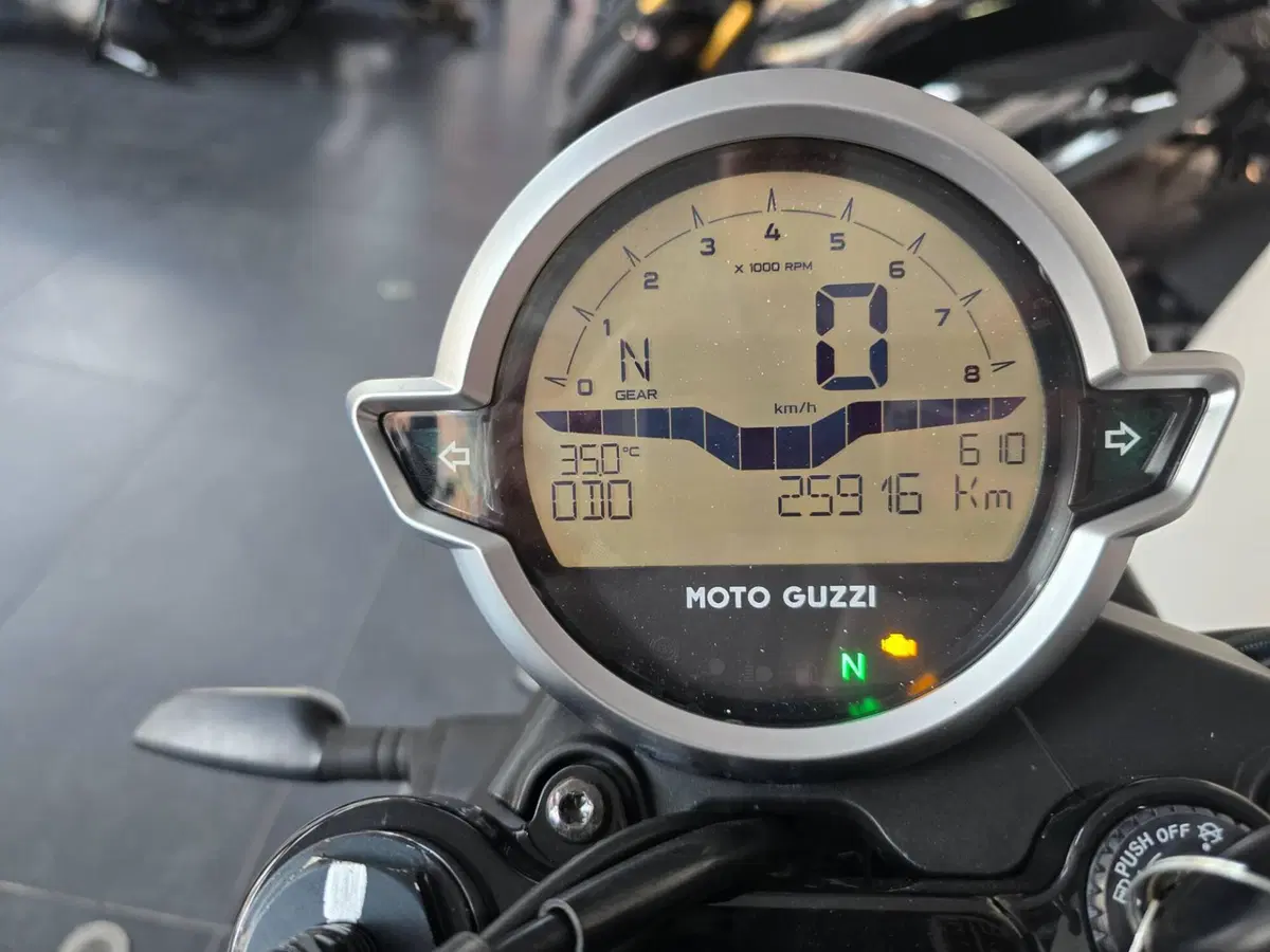 Moto Guzzi V7 Stone Special Edition (2022 - 25) (14)