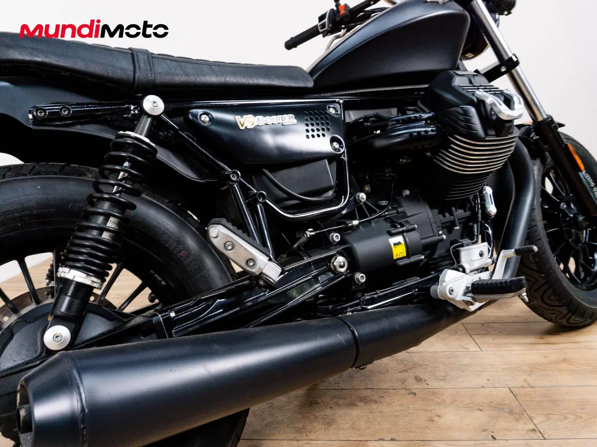 Moto Guzzi V9 Bobber (2016 - 18) (4)