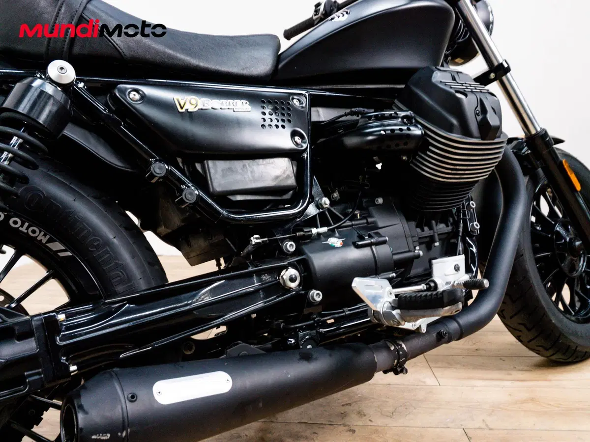Moto Guzzi V9 Bobber (2016 - 18) (4)