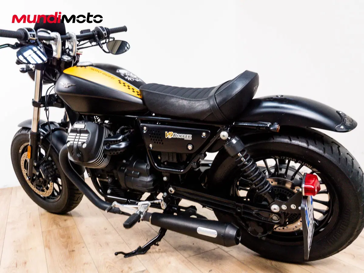 Moto Guzzi V9 Bobber (2016 - 18) (7)