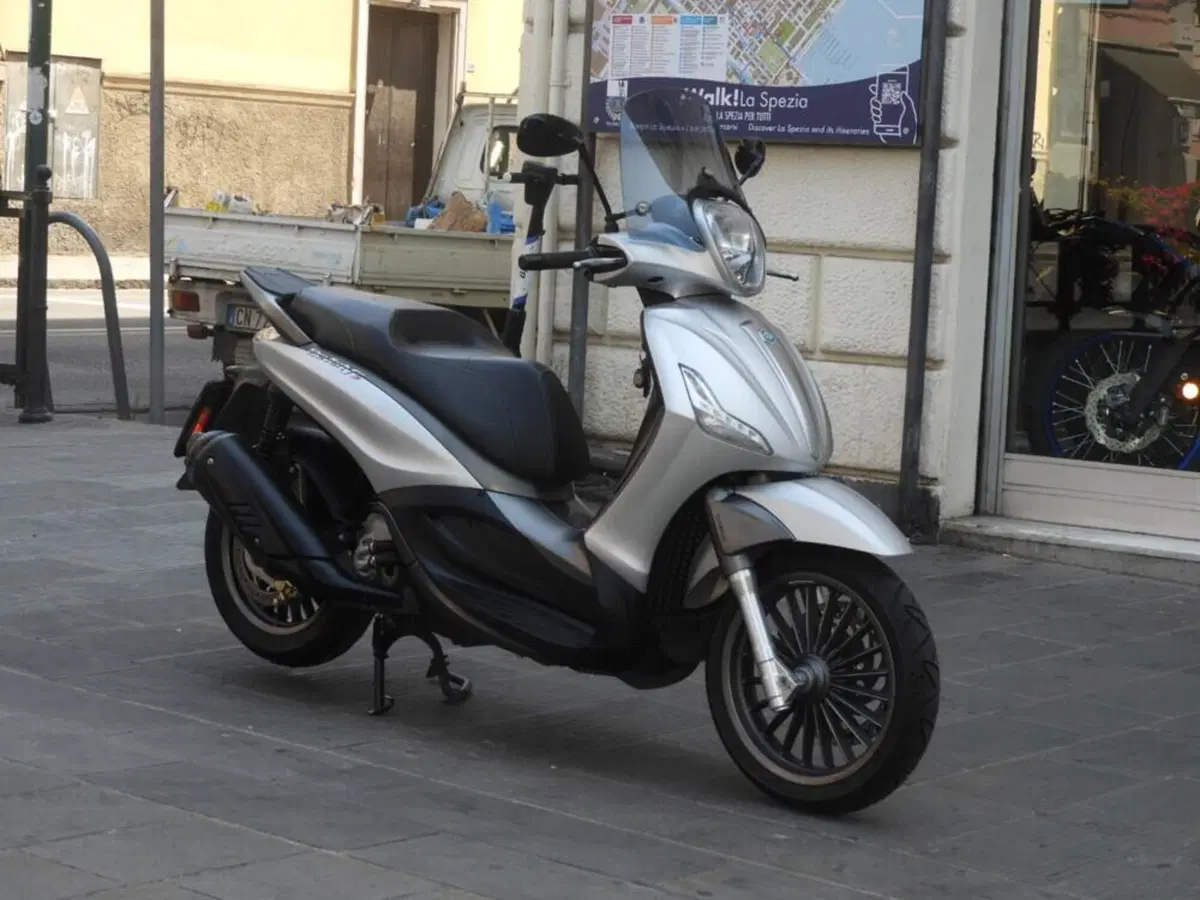 Piaggio Beverly 300 i.e. ABS-ASR (2016 - 20) (2)