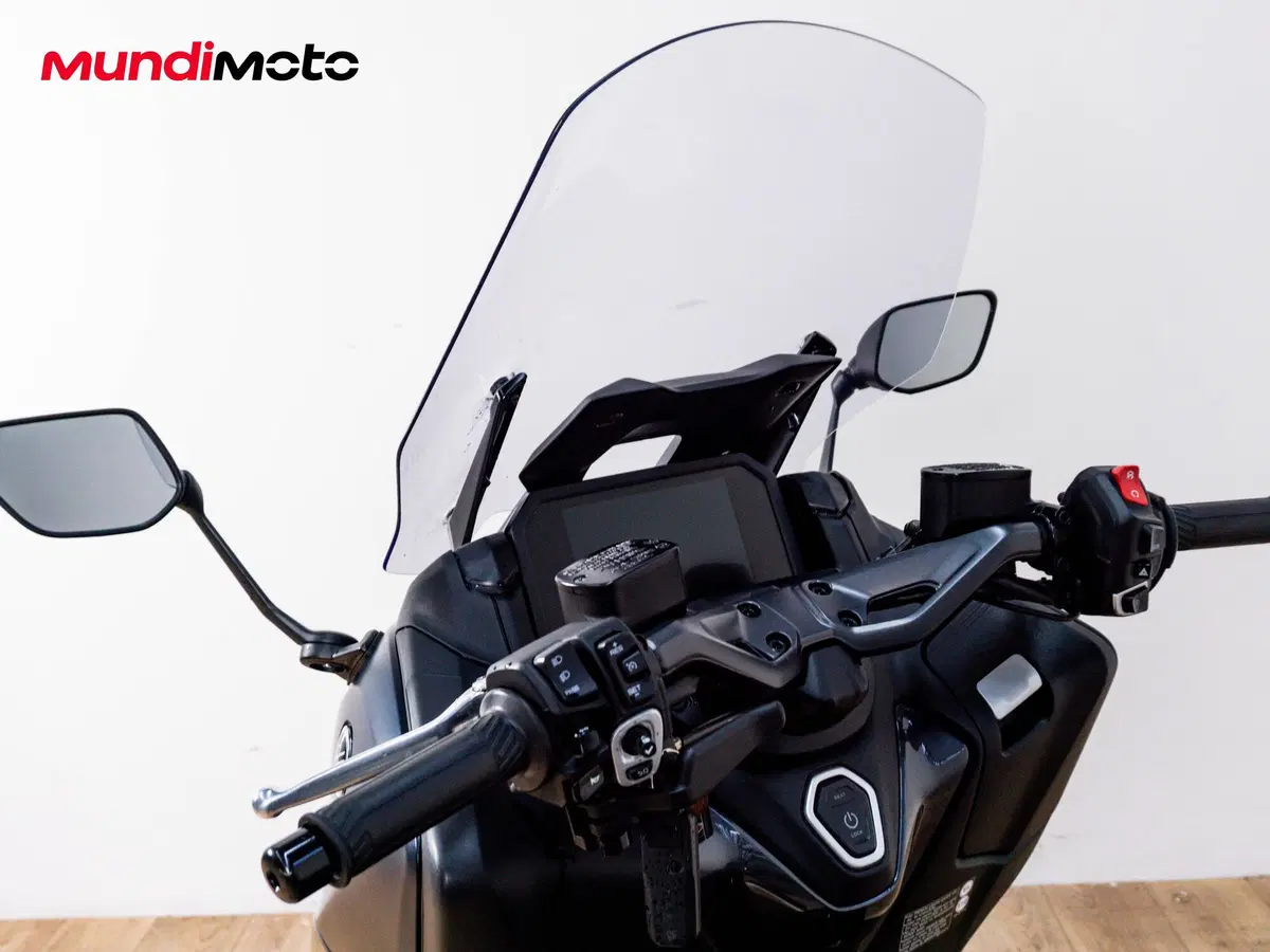 Yamaha T-Max 560 Tech Max (2025 - 26) (11)