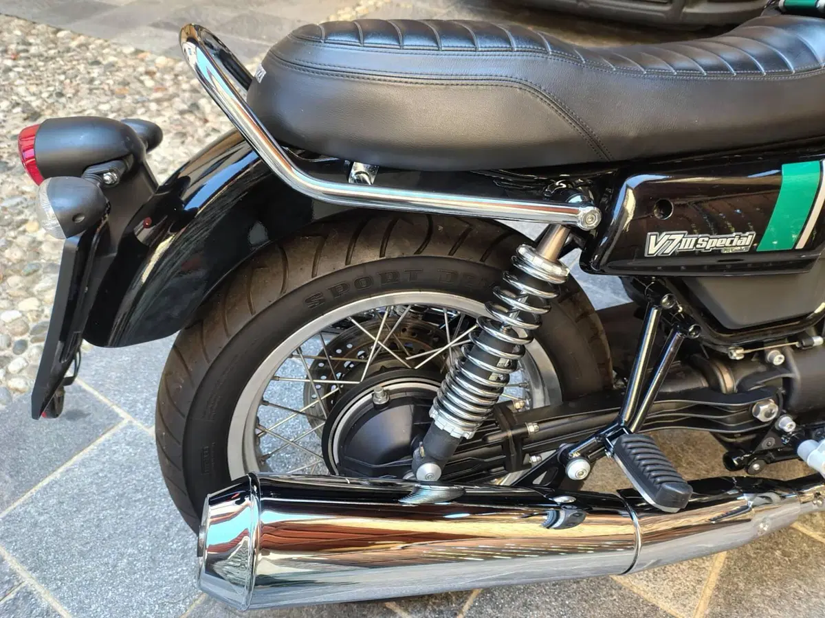 Moto Guzzi V7 III Special (2017 - 20) (6)