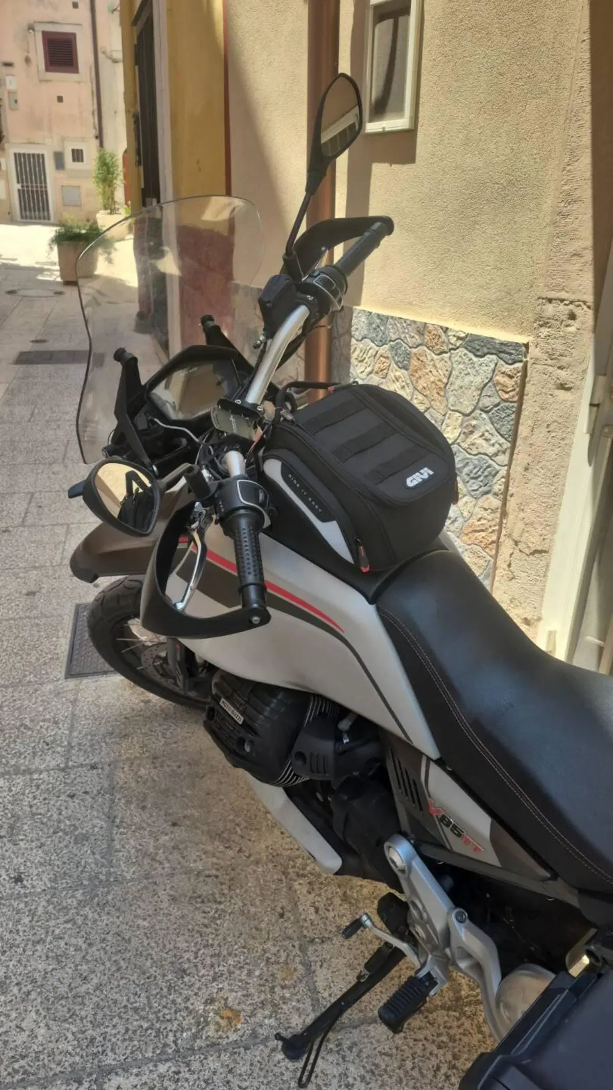Moto Guzzi V85 TT Travel (2021 - 23)
