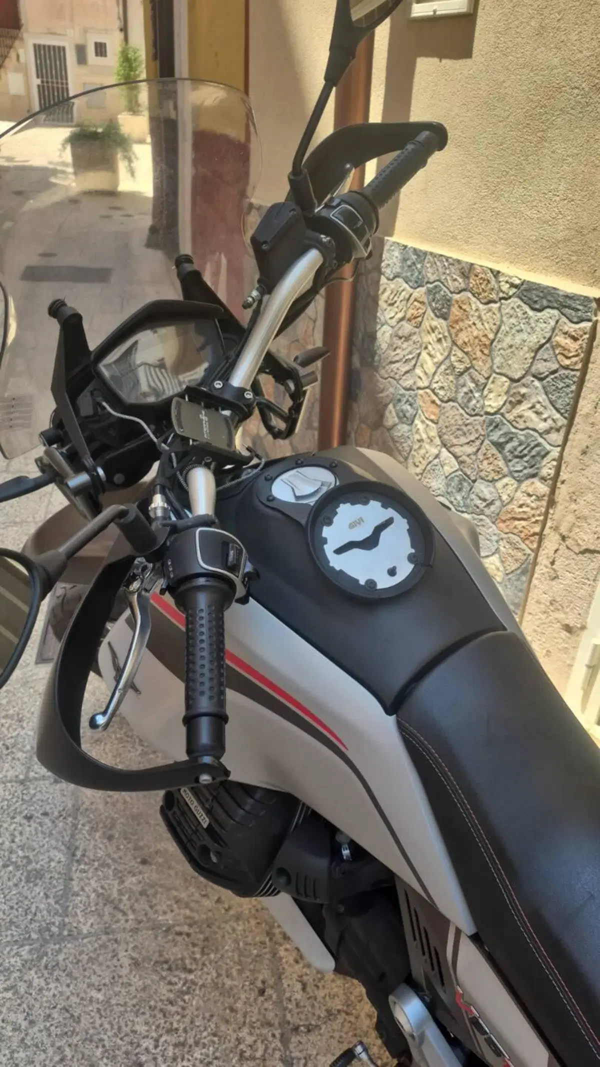 Moto Guzzi V85 TT Travel (2021 - 23) (6)