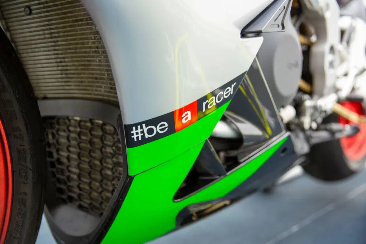 Aprilia RSV4 RF (2017 - 19) (11)