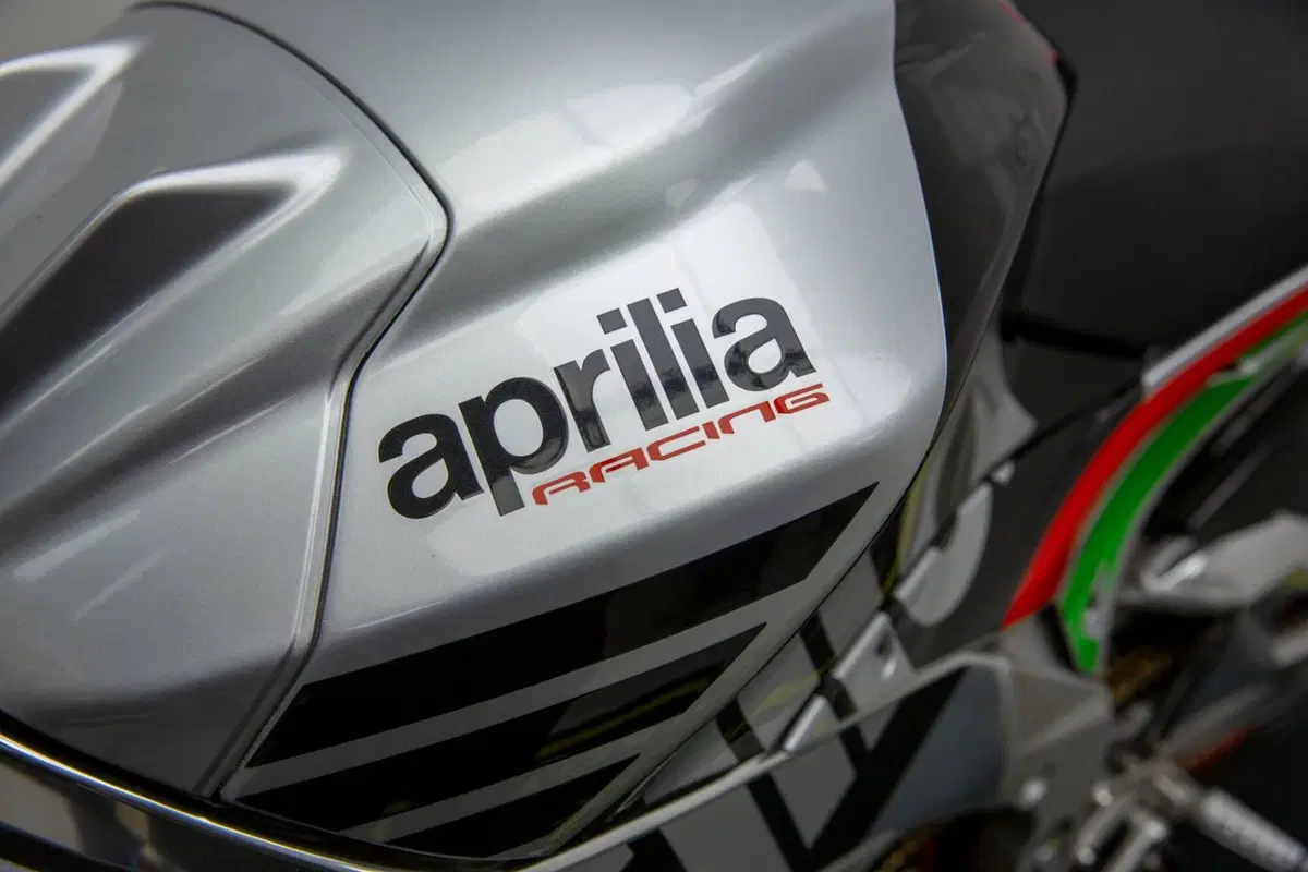 Aprilia RSV4 RF (2017 - 19) (12)