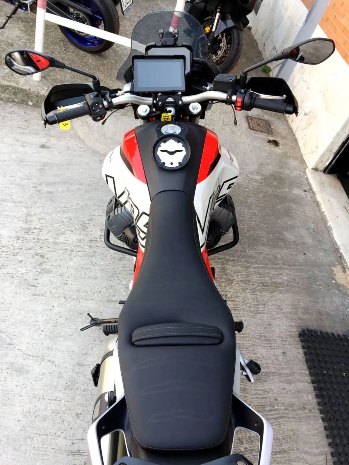 Moto Guzzi V85 TT (2024 - 26) (9)
