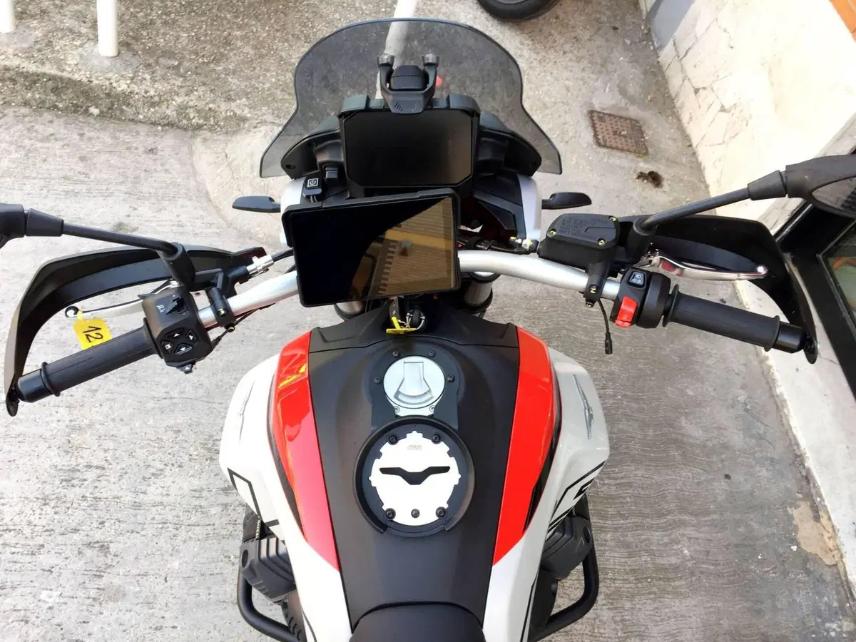 Moto Guzzi V85 TT (2024 - 26) (10)