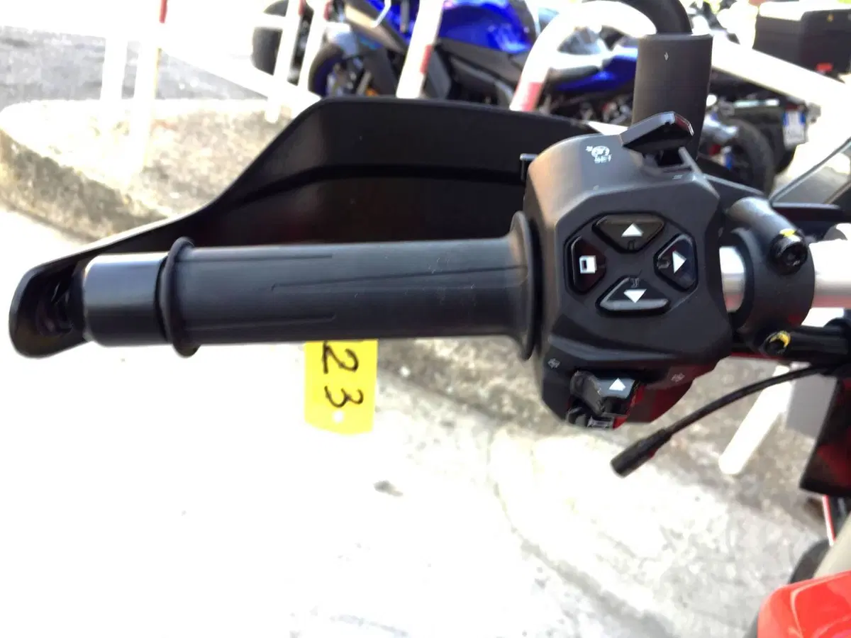 Moto Guzzi V85 TT (2024 - 26) (12)