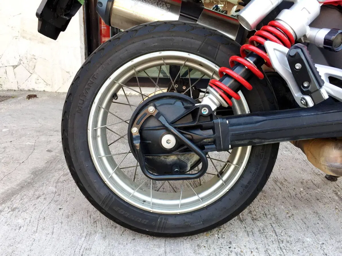 Moto Guzzi V85 TT (2024 - 26) (14)