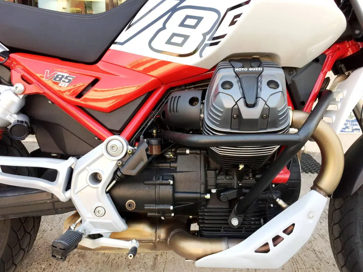 Moto Guzzi V85 TT (2024 - 26) (15)