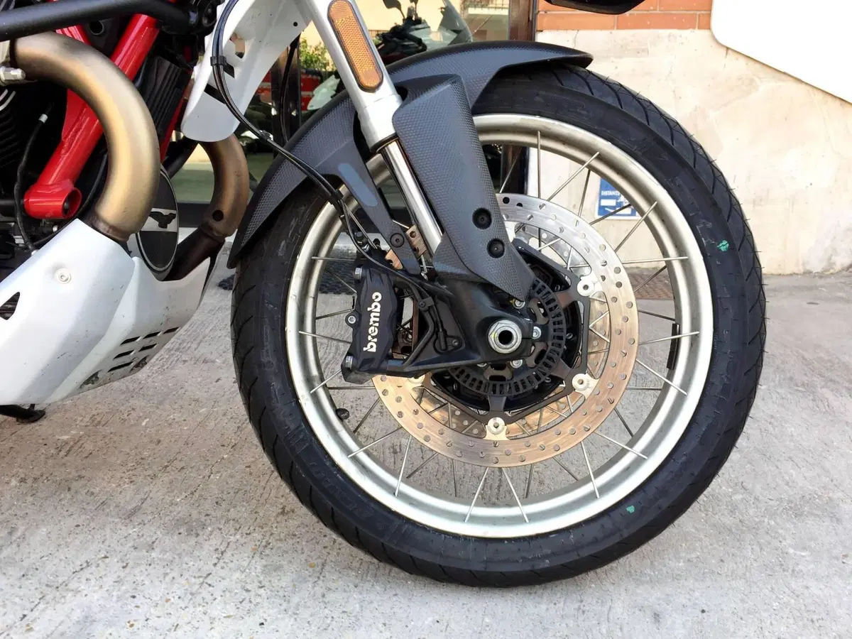 Moto Guzzi V85 TT (2024 - 26) (16)