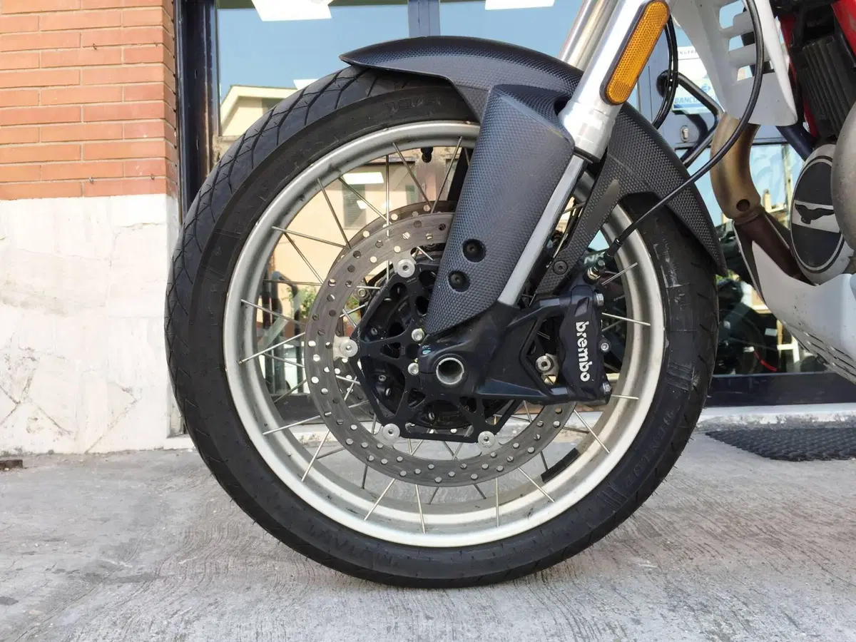 Moto Guzzi V85 TT (2024 - 26) (17)
