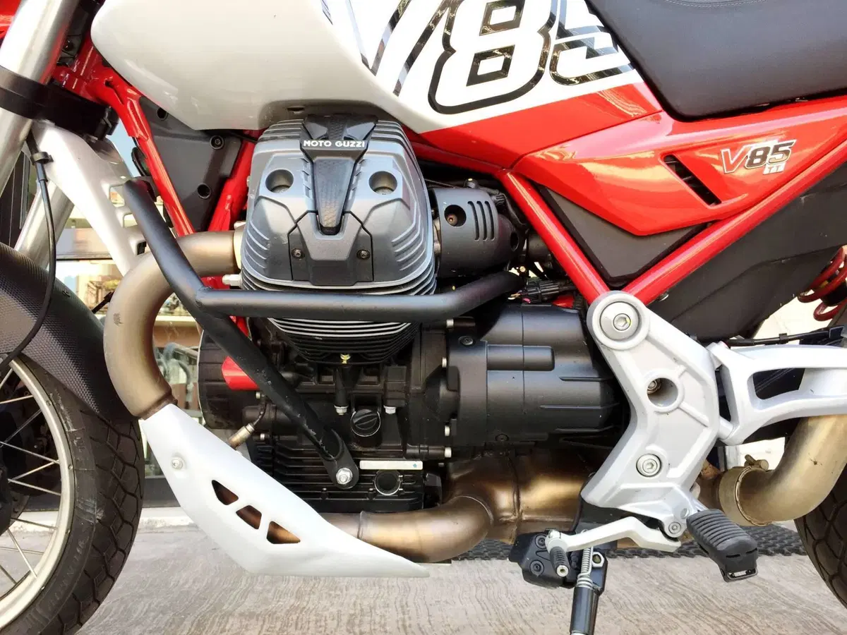Moto Guzzi V85 TT (2024 - 26) (18)