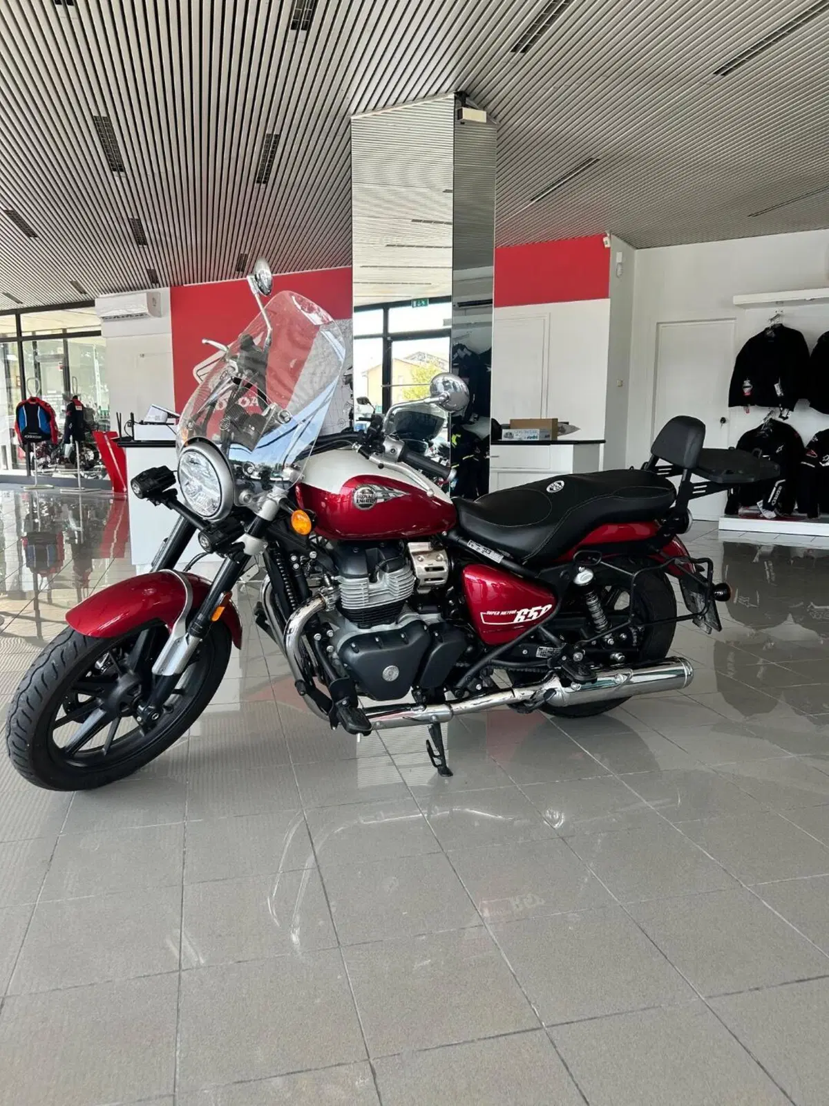 Royal Enfield Super Meteor 650 (2023 - 26) (4)