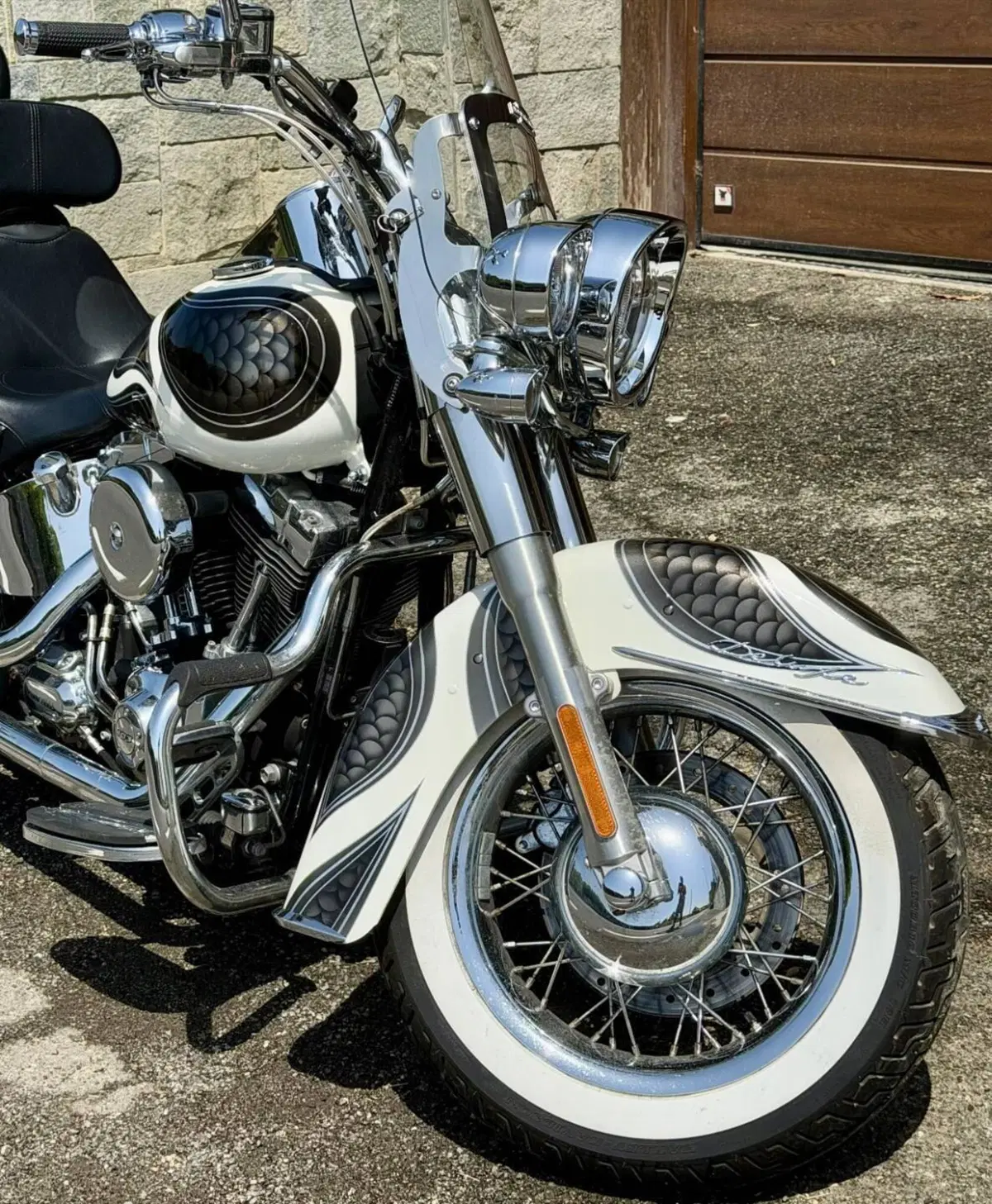 Harley-Davidson 1690 Deluxe ABS (2011 - 16) - FLSTN (3)