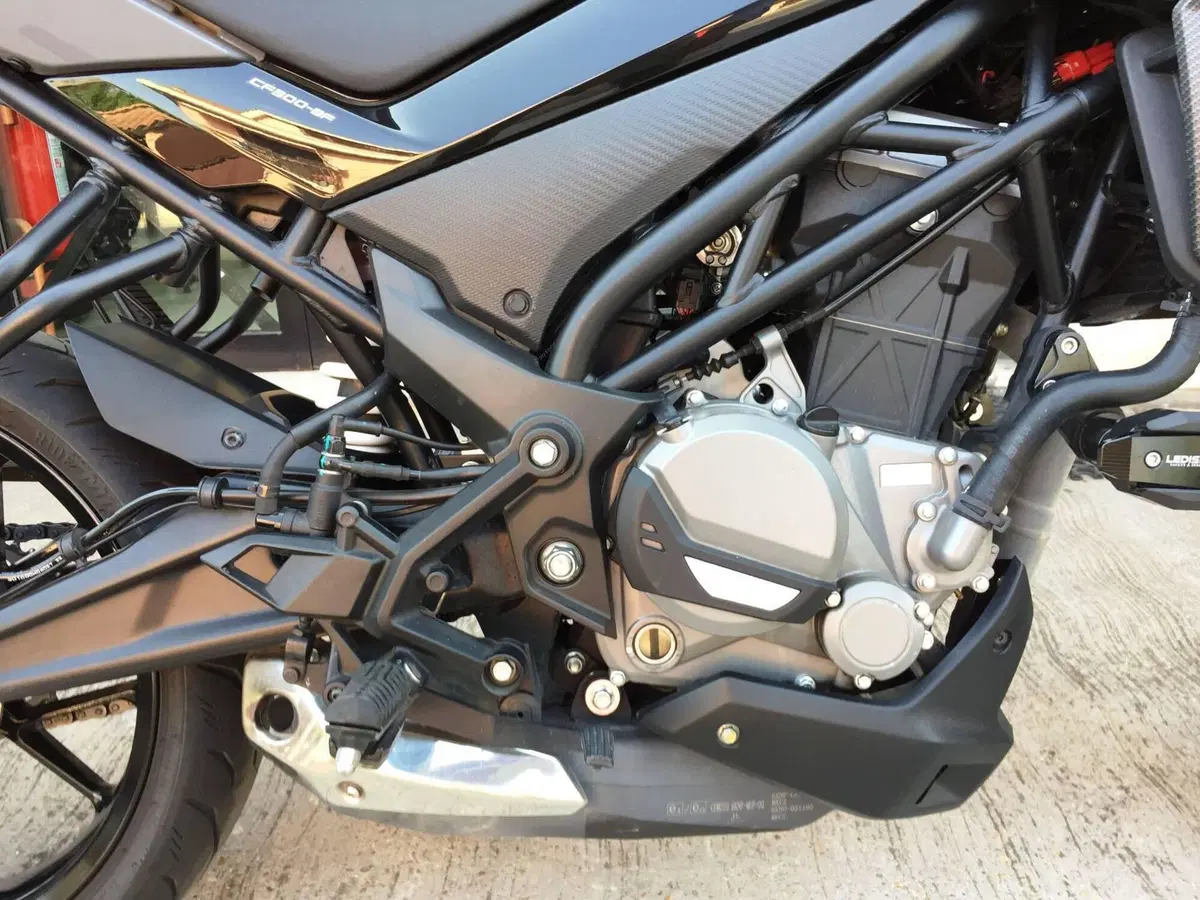 CFMOTO 300NK (2021 - 26) (15)