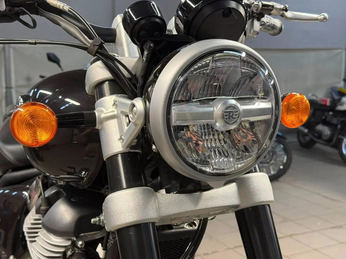 Royal Enfield Super Meteor 650 (2023 - 26) (2)