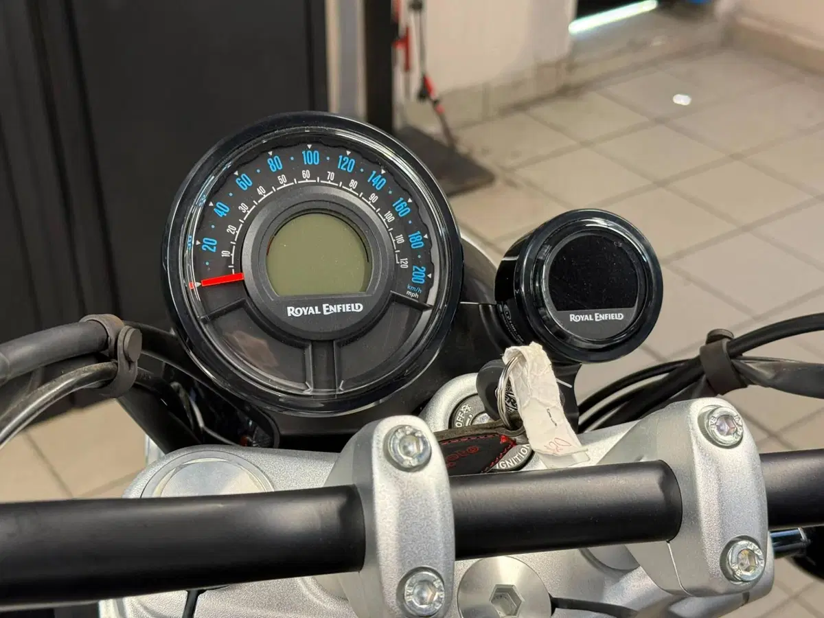 Royal Enfield Super Meteor 650 (2023 - 26) (9)