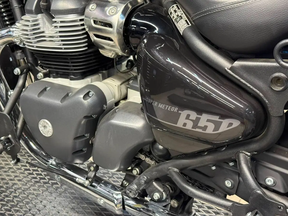 Royal Enfield Super Meteor 650 (2023 - 26) (10)