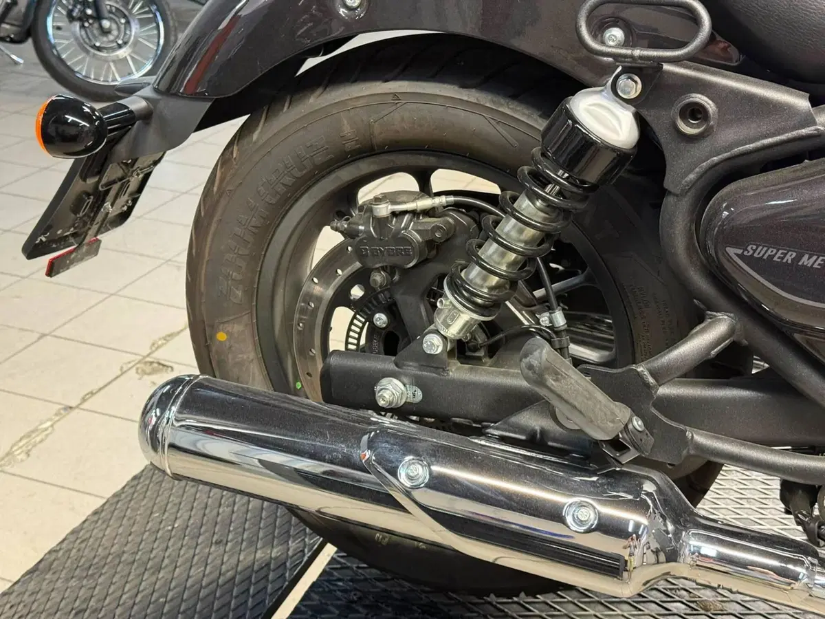 Royal Enfield Super Meteor 650 (2023 - 26) (11)