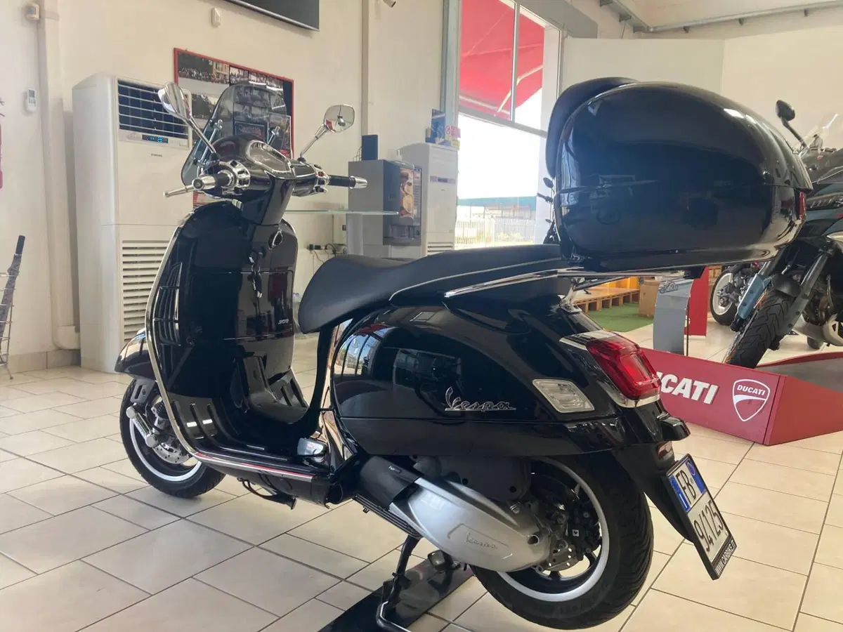 Vespa GTS 300 Super (2023 - 24) (4)