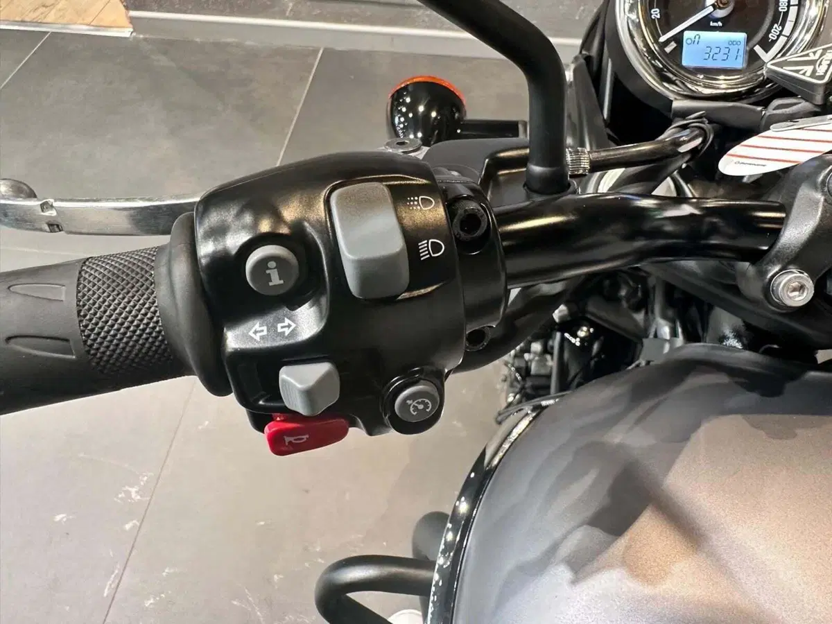Triumph Bonneville T120 Black (2021 - 25) (8)