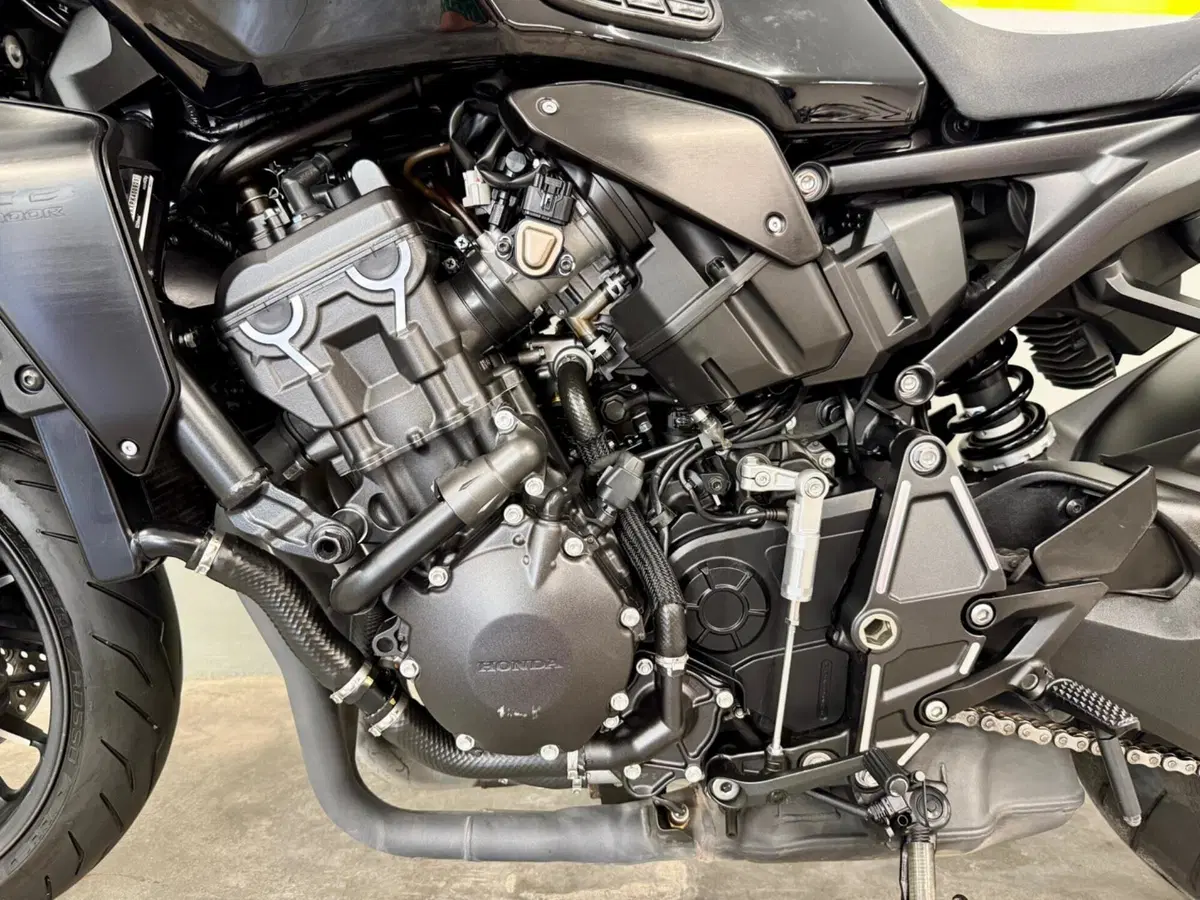 Honda CB 1000 R Black Edition (2021 - 25) (10)
