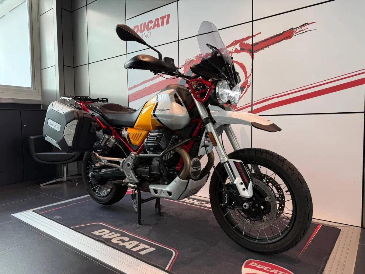 Moto Guzzi V85 TT Evocative Graphics (2021 - 23) (2)