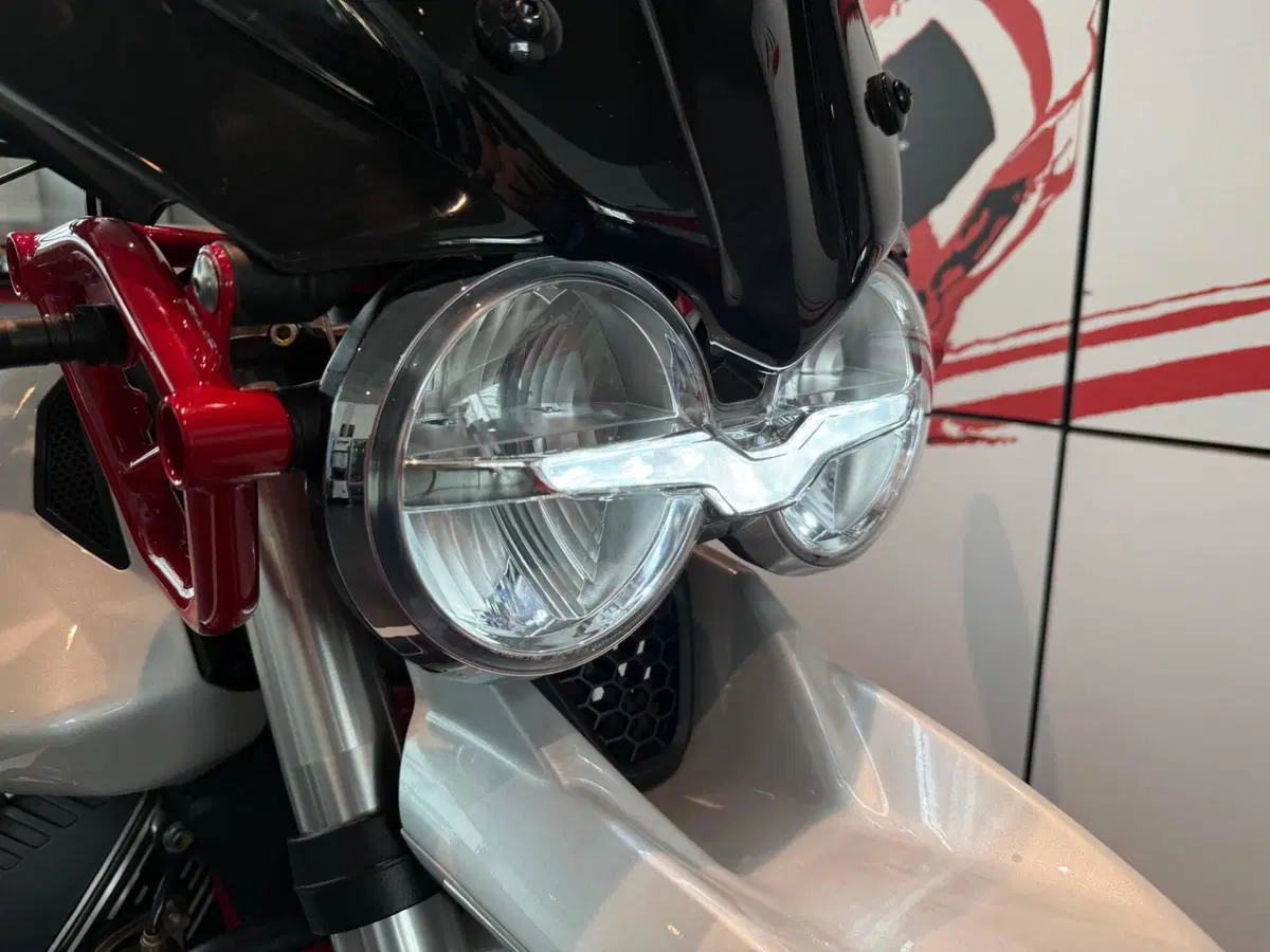Moto Guzzi V85 TT Evocative Graphics (2021 - 23) (3)
