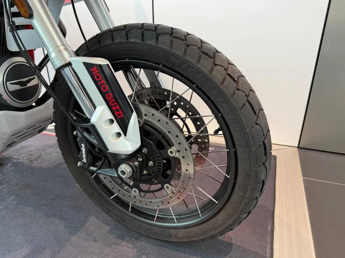 Moto Guzzi V85 TT Evocative Graphics (2021 - 23) (4)