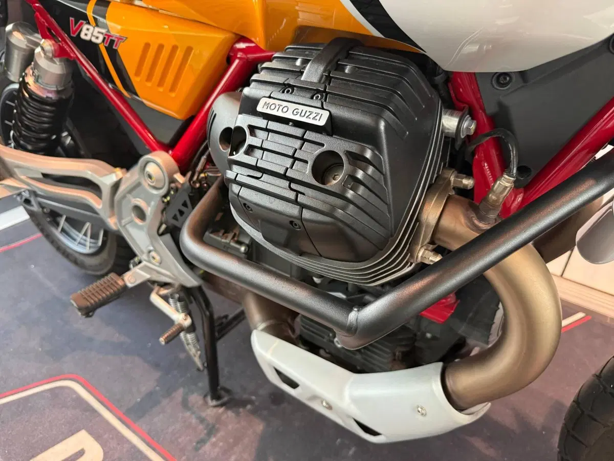 Moto Guzzi V85 TT Evocative Graphics (2021 - 23) (5)