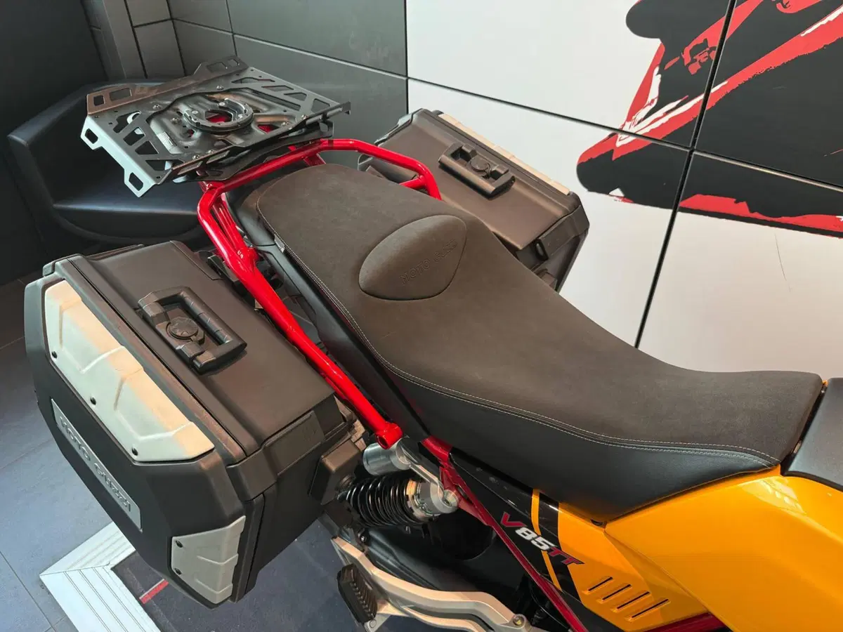 Moto Guzzi V85 TT Evocative Graphics (2021 - 23) (6)