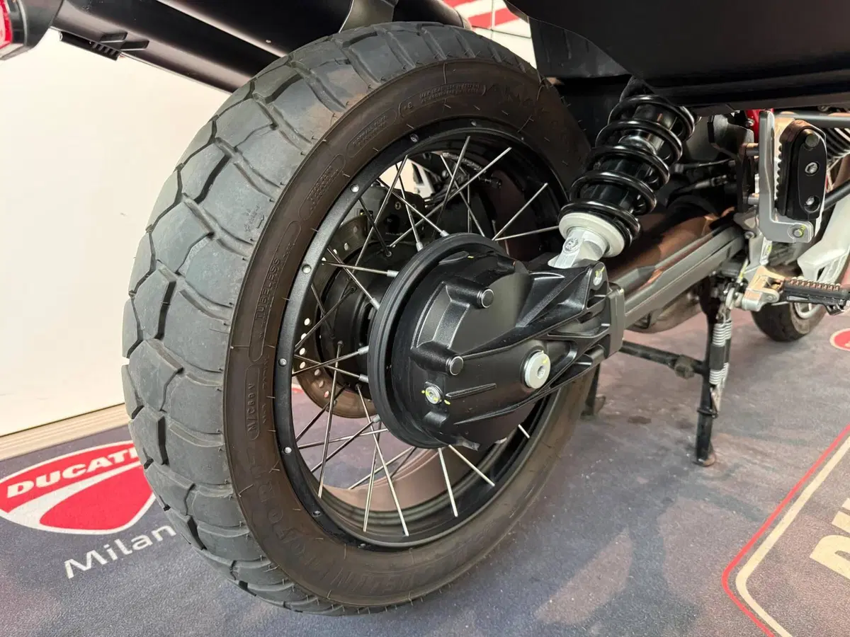Moto Guzzi V85 TT Evocative Graphics (2021 - 23) (7)