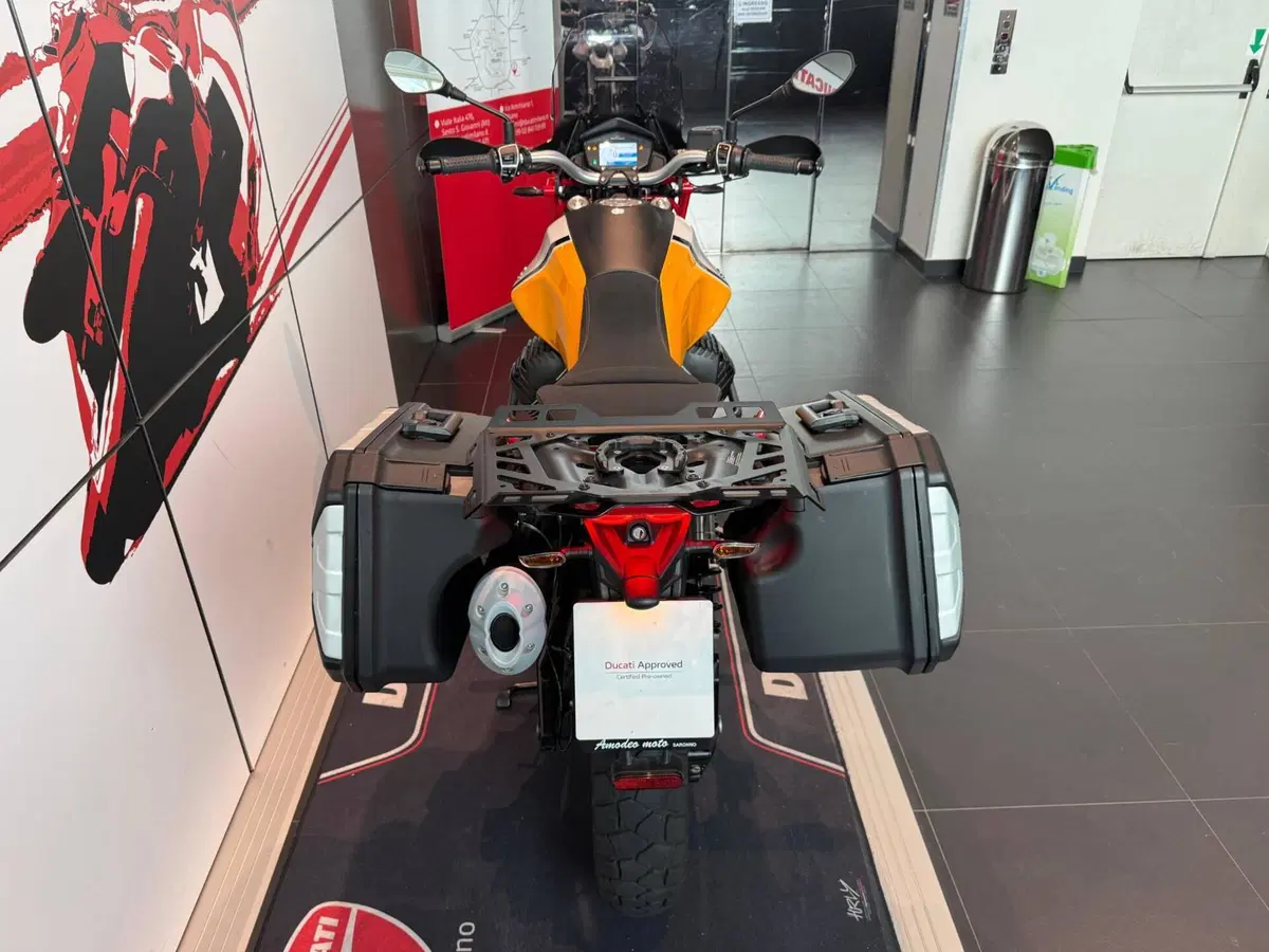 Moto Guzzi V85 TT Evocative Graphics (2021 - 23) (9)