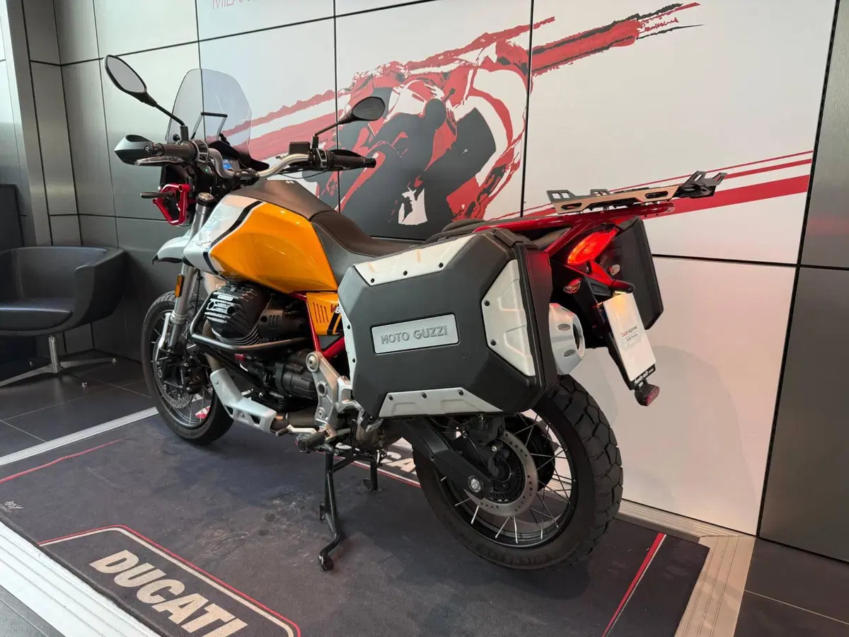 Moto Guzzi V85 TT Evocative Graphics (2021 - 23) (10)