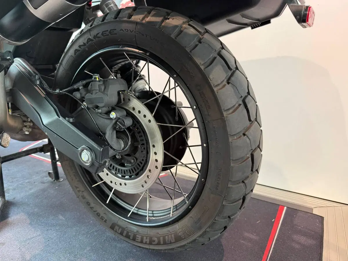 Moto Guzzi V85 TT Evocative Graphics (2021 - 23) (11)