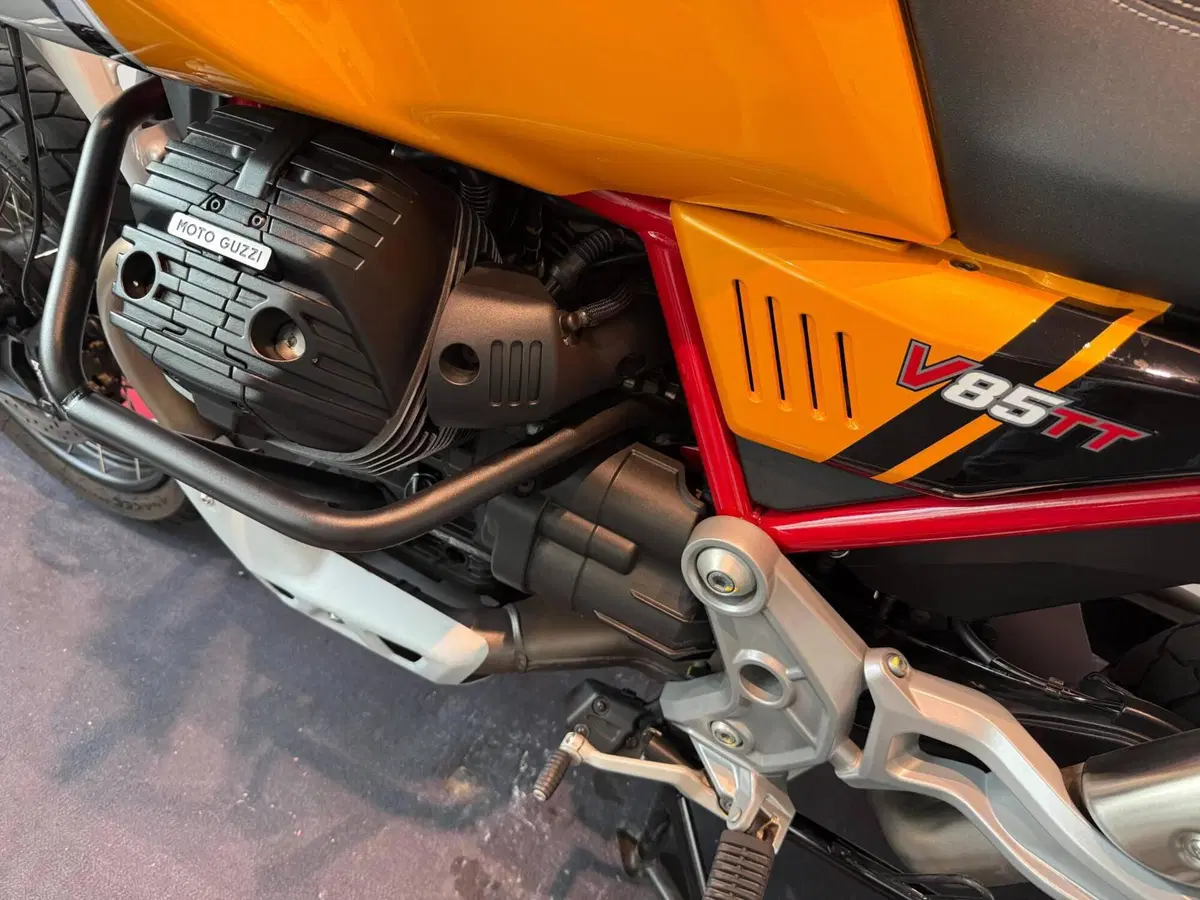 Moto Guzzi V85 TT Evocative Graphics (2021 - 23) (12)