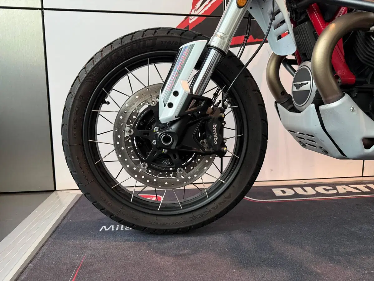Moto Guzzi V85 TT Evocative Graphics (2021 - 23) (13)