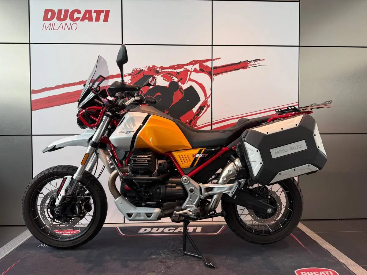 Moto Guzzi V85 TT Evocative Graphics (2021 - 23) (14)