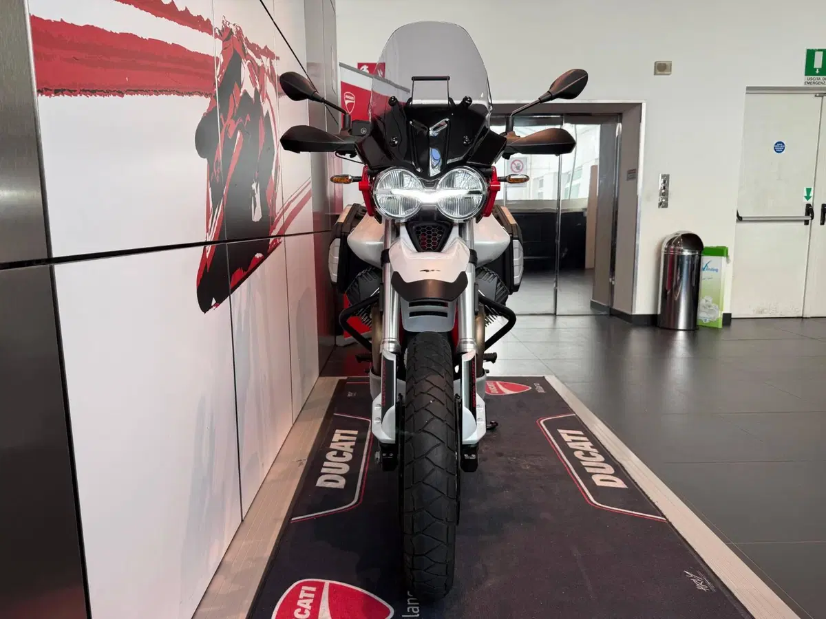 Moto Guzzi V85 TT Evocative Graphics (2021 - 23) (15)