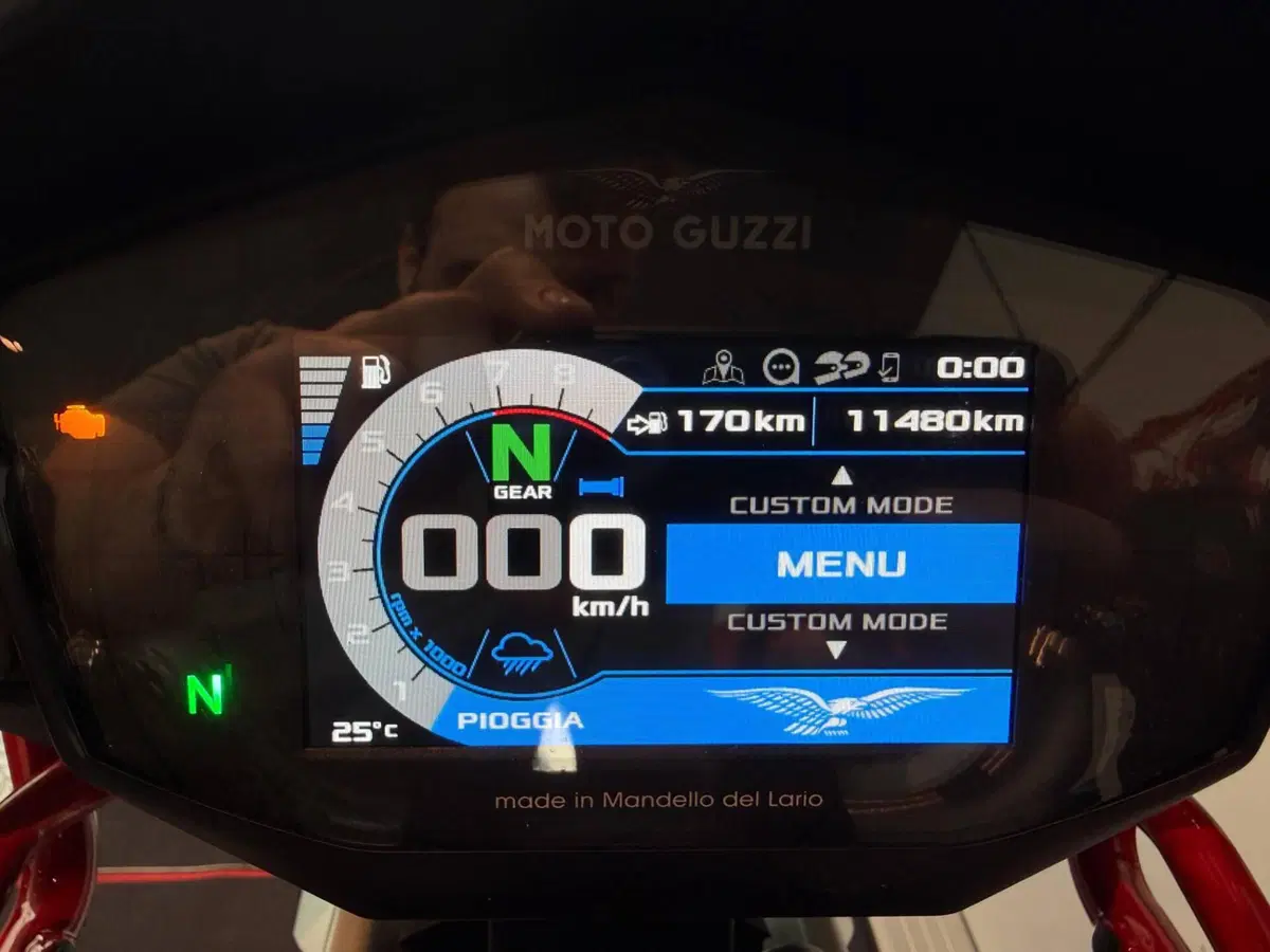 Moto Guzzi V85 TT Evocative Graphics (2021 - 23) (17)
