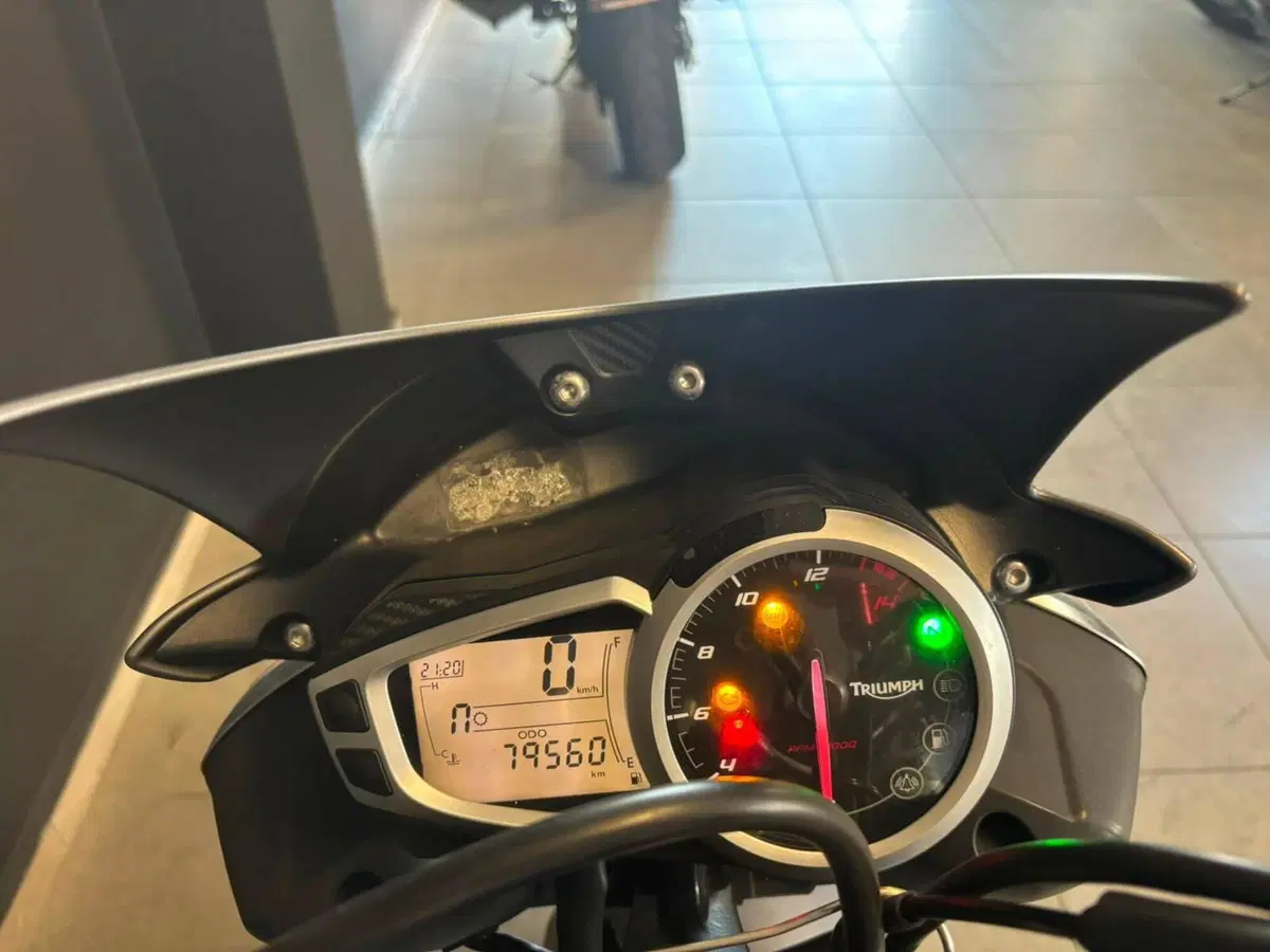 Triumph Street Triple (2013) (5)
