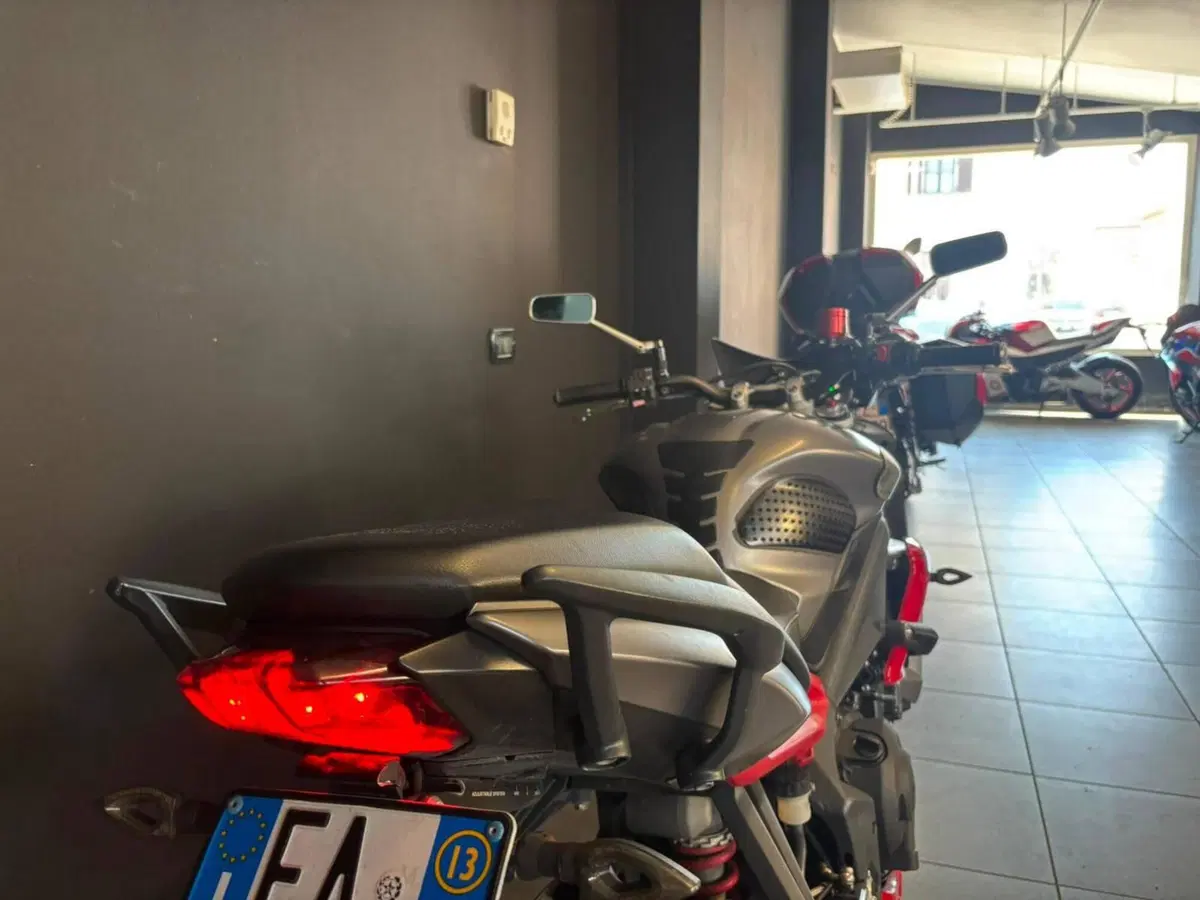 Triumph Street Triple (2013) (6)