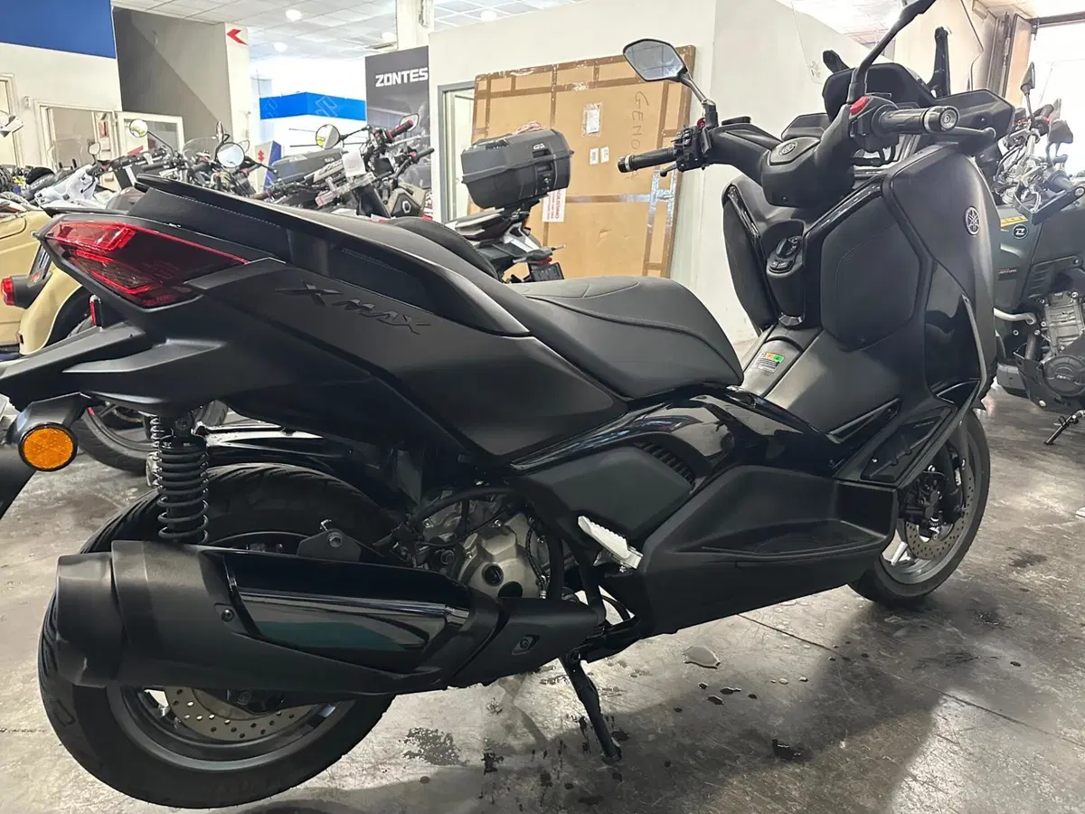 Yamaha X-Max 300 Tech Max+ (2025 - 26) (17)